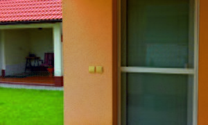 pevné sítě do dveří s montážním rámem