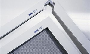 sítě do dveří s montážním rámem