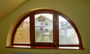 Žaluzie K-design na obloukové okna