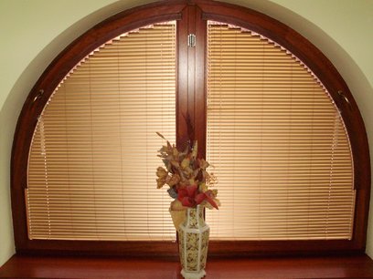 Interiérové žaluzie pro oblouková okna
