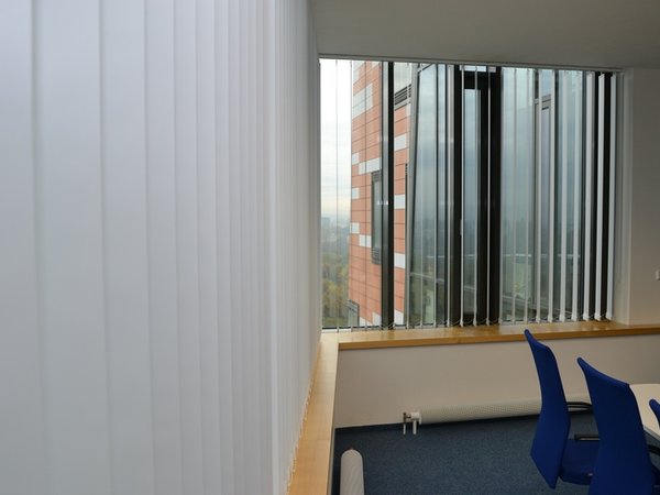 Administrativní prostory v budově AZ Tower, Brno - vertikální žaluzie a interiérové žaluzie Basic Design