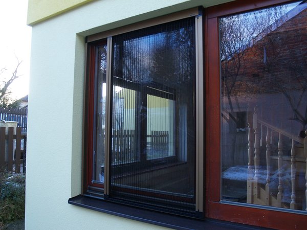 Plisovaná dveřní síť Nobarrier značky K-system na okně