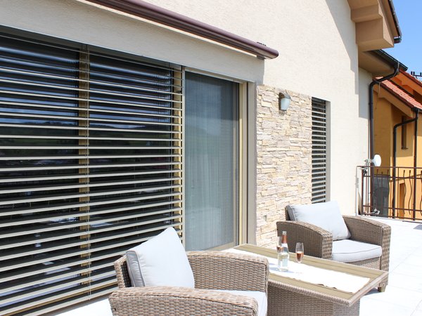 Plisovaná síť proti hmyzu značky K-system na dveře