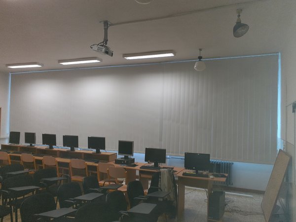 Vertikální žaluzie se zatemňujícími lamelami